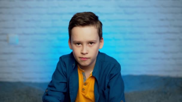 Хлопчик Медичній Масці Обличчя Самоізоляція Пандемія Вірусної Епідемії Covid Соціальне — стокове відео