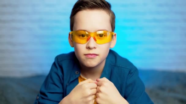 Chłopiec Okularach Medycznych Koncepcja Kwarantanny Wirusa Ochronnego Grypy Epidemii Covid — Wideo stockowe