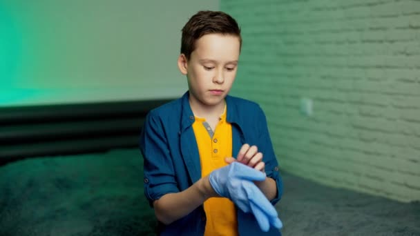 Хлопчик Одягає Гумові Рукавички Зупинити Коронавірус Пандемія Covid — стокове відео