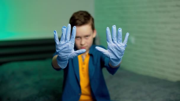 Junge Trägt Medizinische Gummihandschuhe Junge Hält Hände Gummihandschuhen Vor Der — Stockvideo