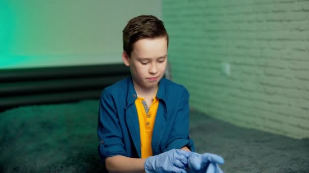 Молодий Хлопчик Самоізоляції Під Час Пандемії Ковадла — стокове відео