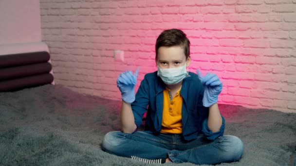 Pojke Isolerad Stanna Hemma Skyddande Steril Medicinsk Mask Ansikte Och — Stockvideo