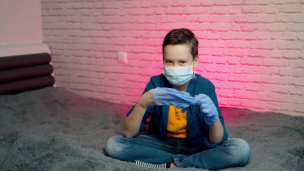 戴着医疗面罩和手套的男孩 在家里自我隔离 大脑皮层的流行和社会疏离的概念 保持冷静 待在家里 — 图库视频影像