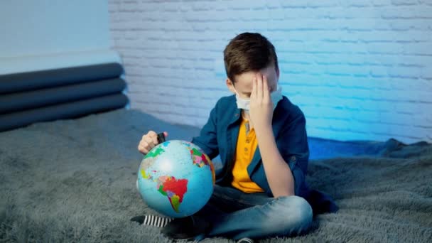 Pojken Stannar Hemma Uttråkad Skolstängningar Grund Pandemi Pojke Bär Medicinsk — Stockvideo