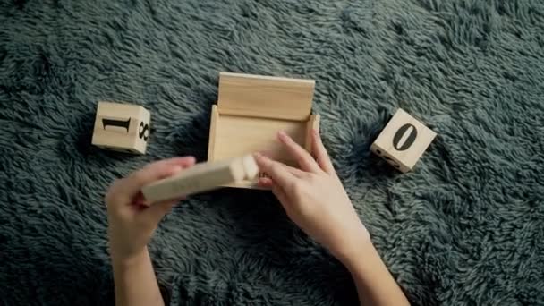 美国独立日日历块 男孩玩木制方块日历 — 图库视频影像