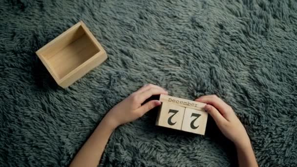 一个男孩的手翻转在木制立方体上 木制立方体日历 — 图库视频影像