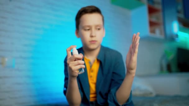 Хлопчик Застосовує Спиртовий Спрей Або Антибактеріальний Спрей Щоб Запобігти Поширенню — стокове відео