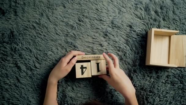 男孩更换木制日历块 木制立方体日历上的日期 — 图库视频影像