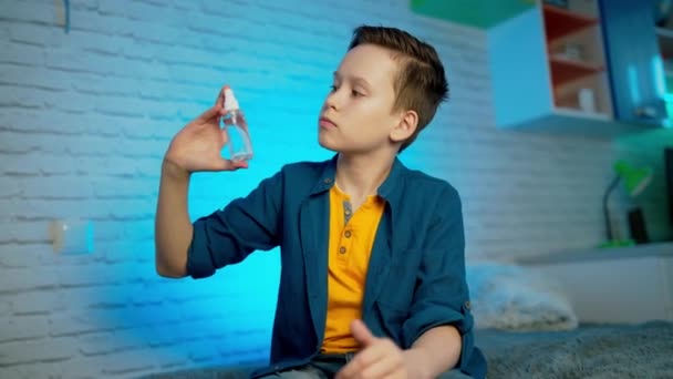 Хлопчик Використовує Ручний Дезінфікуючий Засіб Гігієни Рук Профілактики Коронавірусу — стокове відео