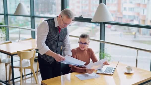 Zwei Kollegen Gespräch Über Die Arbeit Unternehmen Reife Geschäftsmann Gespräch — Stockvideo