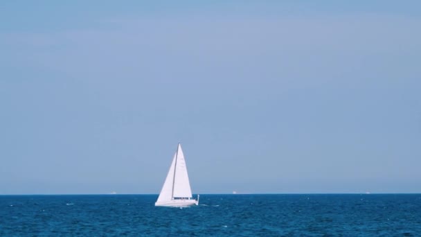 Krásná Bílá Plachta Otevřeném Moři Loď Plující Sama Klidné Modré — Stock video