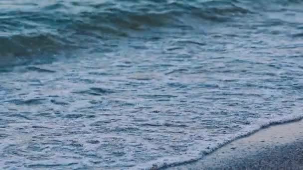 Zeegolven Aan Kust Prachtig Uitzicht Het Zeewater Golven Storten Neer — Stockvideo
