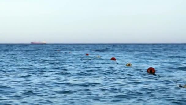 Плавучий Забор Плавательной Зоны Море Отмеченный Буями Маркерная Зона Буями — стоковое видео