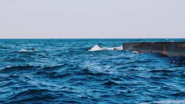 Pohyb Vody Modrého Oceánu Kamenné Molo Moři Vlny Narážejí Kamenného — Stock video