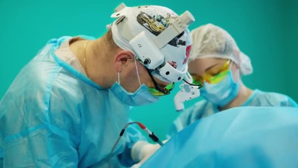 Lekarz Operuje Pacjenta Pielęgniarka Pomaga Specjaliście Sali Operacyjnej Widok Boczny — Wideo stockowe