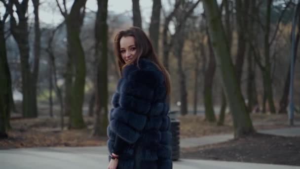 Glamour Model Posing Camera Outdoors Portrait Beautiful Girl Black Fur — Stock Video