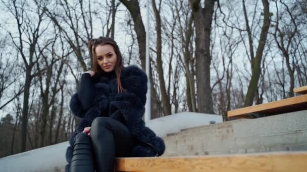 Krásná Dívka Kabátě Sedí Lavičce Městském Parku Portrét Přepychové Mladé — Stock video