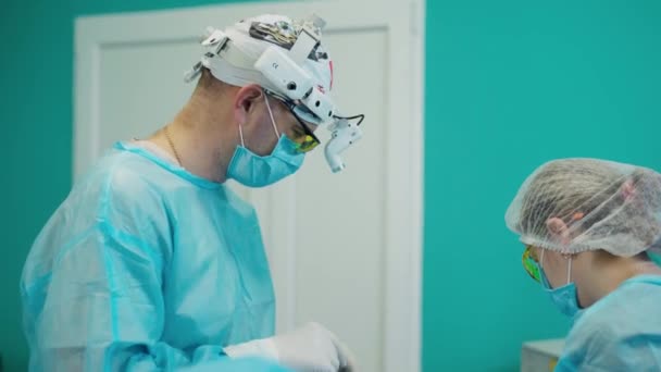 Cirujano Realizando Cirugía Plástica Difícil Con Una Enfermera Médico Especialista — Vídeo de stock