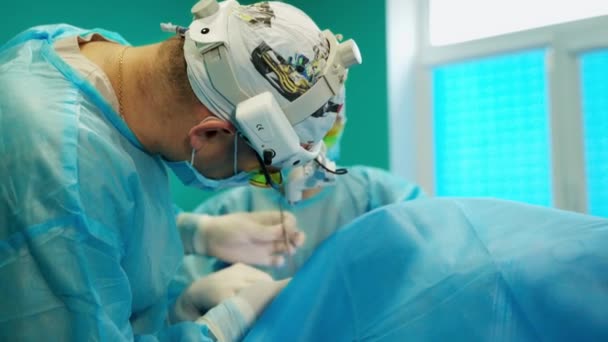 Profesjonalny Chirurg Przeprowadzający Trudne Operacje Plastyczne Lekarz Asystentka Wykonują Operację — Wideo stockowe