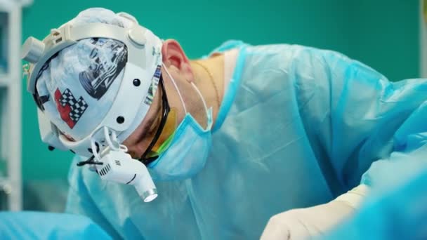 Arztgesicht Mit Maske Und Brille Während Der Operation Chirurg Mit — Stockvideo