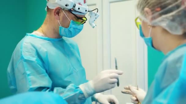 Profesyonel Doktor Asistanı Bir Ameliyat Yapıyor Hemşire Modern Klinikteki Bir — Stok video