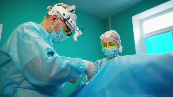 Kirurgi Det Moderna Operationssalen Kirurg Och Kvinnlig Assistent Som Opererar — Stockvideo
