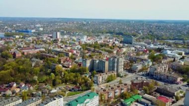 Güzel bir şehrin panoramik manzarası. Yazın yukarıdan kentsel binalara ve yeşil ağaçlara bak. Hava görünümü.