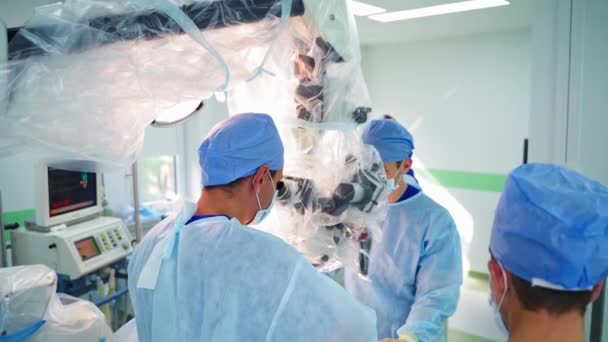Operacja Mikrochirurgiczna Prywatnej Klinice Specjaliści Niebieskim Mundurze Medycznym Maskach Wykonujących — Wideo stockowe