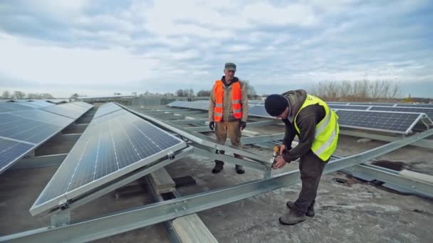 Lavoratore Attacca Pannello Solare Base Metallica Tecnici Installano Pannello Fotovoltaico — Video Stock