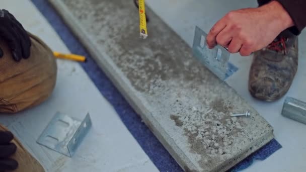 Építők Műszerekkel Dolgoznak Egy Fémet Mérő Munkás Kezei Napelempanelek Építése — Stock videók