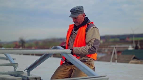 Arbeiter Befestigt Metallbasis Für Sonnenkollektoren Errichtung Eines Neuen Solarparks Auf — Stockvideo