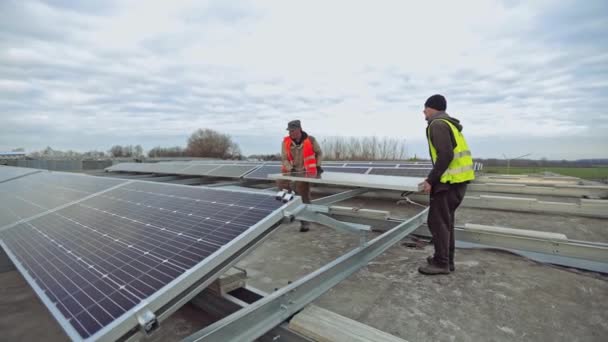 Ingenjörer Installerar Solpanel Arbetare Skyddsuniform Satte Soligt Batteri Metallbasen Solgården — Stockvideo