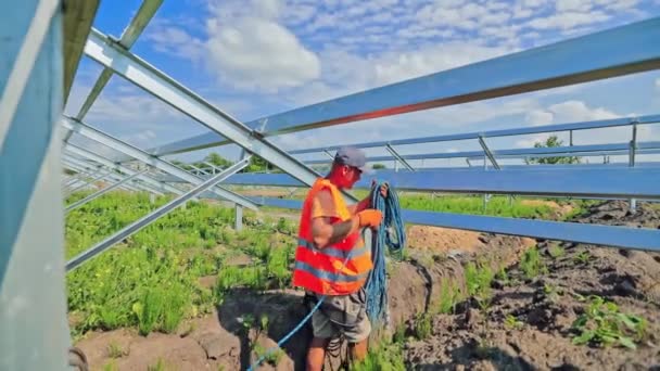 Побудова Інноваційної Сонячної Електростанції Працівник Встановлює Дроти Землю Новій Сонячній — стокове відео