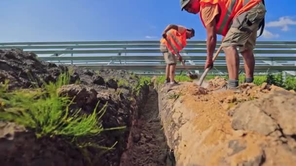 Robotnicy Budują Farmę Słoneczną Polu Inżynierowie Przygotowują Grunt Pod Budowę — Wideo stockowe
