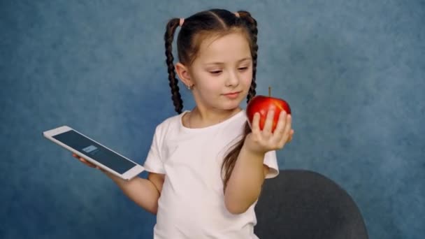 Zor Bir Seçim Küçük Kız Bir Elinde Olgun Elma Diğer — Stok video