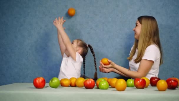 Glückliche Mutter Und Tochter Spielen Mit Früchten Schöne Frau Und — Stockvideo