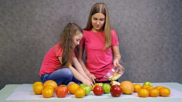 Mutter Mit Tochter Mit Obst Der Küche Eine Junge Frau — Stockvideo