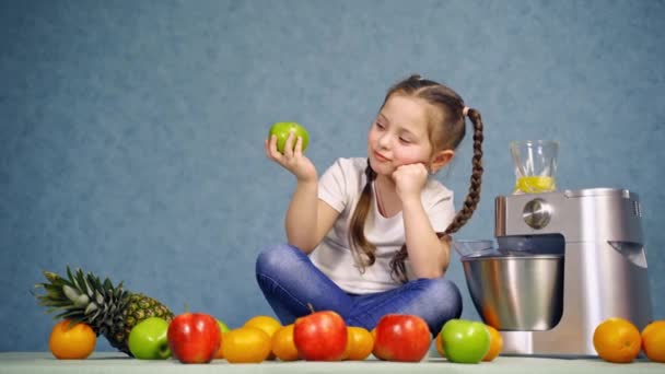 Ładna Dziewczynka Siedząca Biurku Jedząca Jabłko Zabawne Dziecko Siedzi Wśród — Wideo stockowe