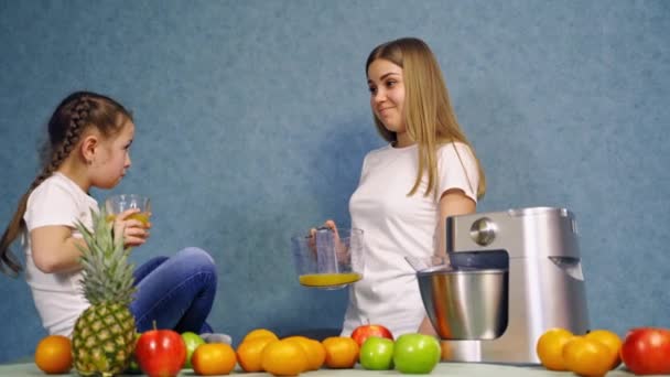 Kleines Mädchen Und Mutter Trinken Frisch Gepressten Saft Bio Obst — Stockvideo