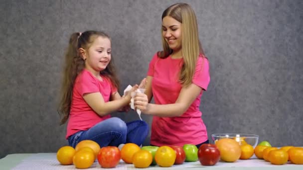 Mutter Und Tochter Arbeiten Gemeinsam Der Küche Gesundes Bio Obst — Stockvideo