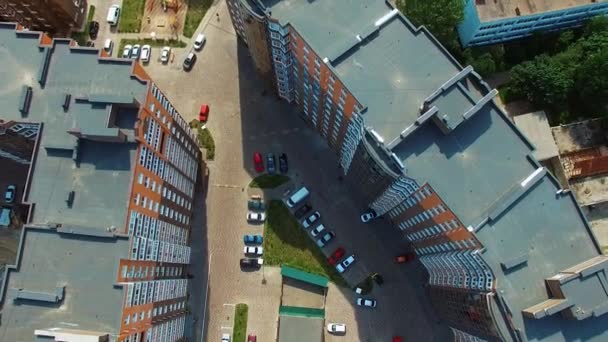 从上面看现代住宅建筑群 公寓附近停车场和游乐场的漂亮设计 空中景观 — 图库视频影像