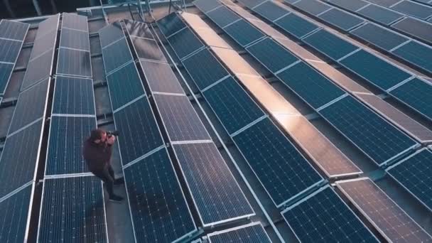 Granja Energía Solar Techo Fotógrafo Masculino Haciendo Fotos Entre Los — Vídeo de stock