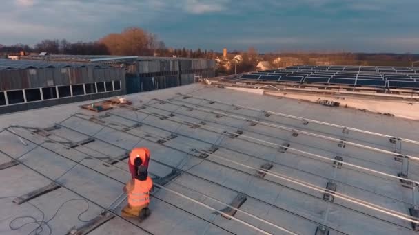 Instalación Base Metálica Para Paneles Solares Techo Técnicos Instalando Paneles — Vídeos de Stock