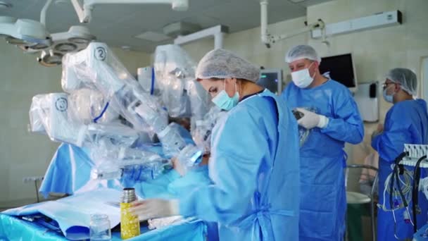 Gruppo Chirurghi Vicino Alla Macchina Robotica Operazione Medica Con Robot — Video Stock
