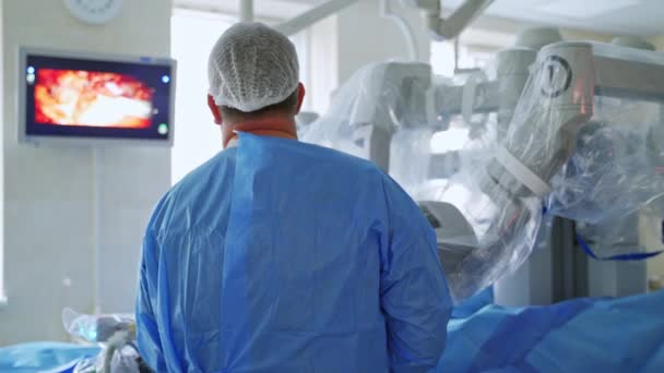 Vista Posteriore Chirurgo Che Guarda Sul Monitor Apparecchiature Robotiche Eseguono — Video Stock
