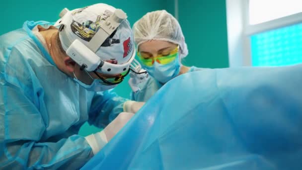 Profesjonalny Lekarz Przeprowadza Operację Asystentem Twarze Maskach Ochronnych Pracowników Medycznych — Wideo stockowe