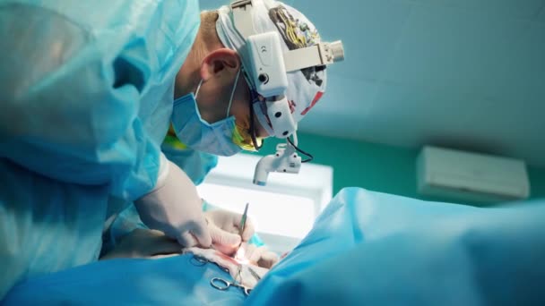 Boční Pohled Profesionálního Lékaře Chirurgické Baterce Hlavě Chirurg Provádějící Operaci — Stock video
