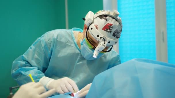 Lekarz Chirurgicznej Czapce Masce Podczas Operacji Męski Specjalista Mundurze Medycznym — Wideo stockowe