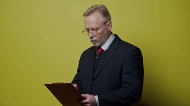 Senior Man Costume Writing Mature Businessman Glasses Holding Folder Thinking — Stock Video