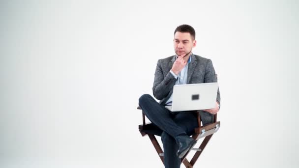 Eftertänksam Affärsman Som Sitter Med Laptop Snygg Man Eleganta Kläder — Stockvideo